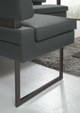 Nahaufnahme einer modernen Eckbank mit dunkelgrauem Lederbezug und Metallgestell, seitliche Perspektive.