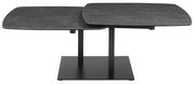 Moderner Couchtisch mit zwei versetzten, quadratischen schwarzen Tischplatten und einem stabilen Metallgestell, seitliche Perspektive.