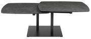 Moderner Couchtisch mit zwei versetzten, quadratischen schwarzen Tischplatten und einem stabilen Metallgestell, seitliche Perspektive.