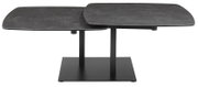 Moderner Couchtisch mit zwei versetzten, quadratischen schwarzen Tischplatten und einem stabilen Metallgestell, seitliche Perspektive.