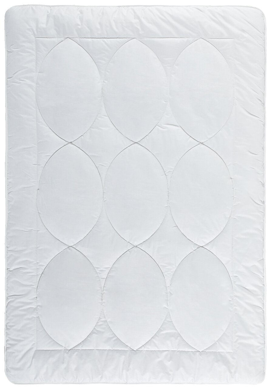 Ganzjahresbettdecke 135x200 cm in Draufsicht mit ovalem Steppmuster, Bio-Vio Material, geeignet für alle Jahreszeiten.