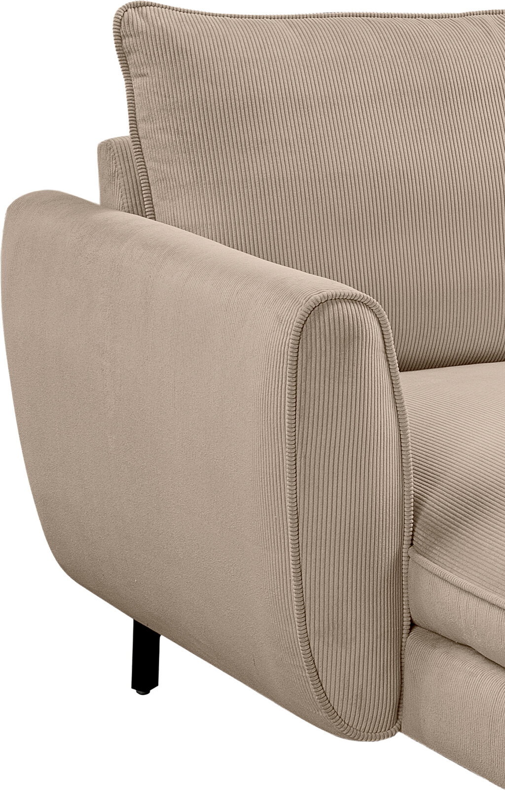 Detailaufnahme eines beigen Cord-Sofas mit breiter Armlehne, gerippter Rückenlehne und schwarzem Fuß, aus schräger Vorderseiten-Perspektive