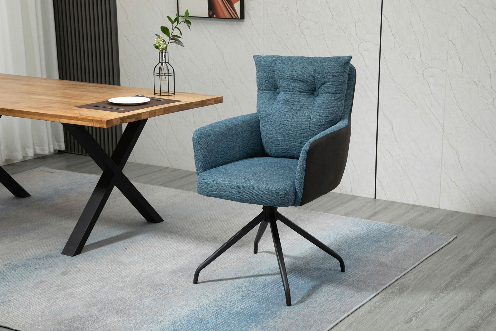 Moderner blauer Sessel mit schwarzem Drehgestell, seitliche Perspektive