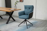Moderner blauer Sessel mit schwarzem Drehgestell, seitliche Perspektive