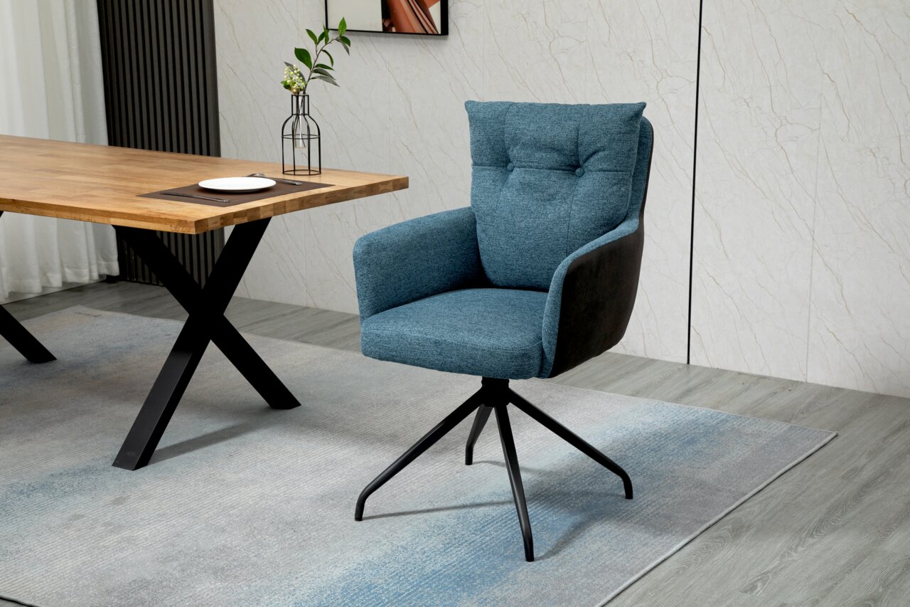 Moderner blauer Sessel mit schwarzem Drehgestell, seitliche Perspektive