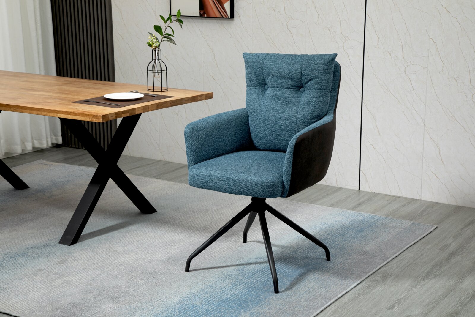 Moderne blauwe fauteuil met zwart draaipootonderstel, zijaanzicht
