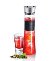Karaffe 1l CASCADA mit rotem Getränk und Eiswürfeln, seitliche Perspektive