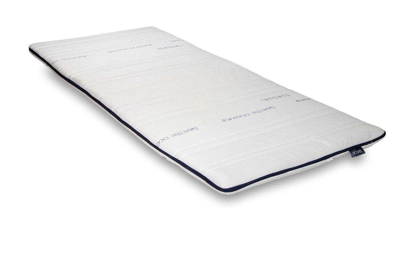 Seitliche Perspektive auf einen weißen Matratzen-Topper mit blauen Akzenten und Schriftzug.