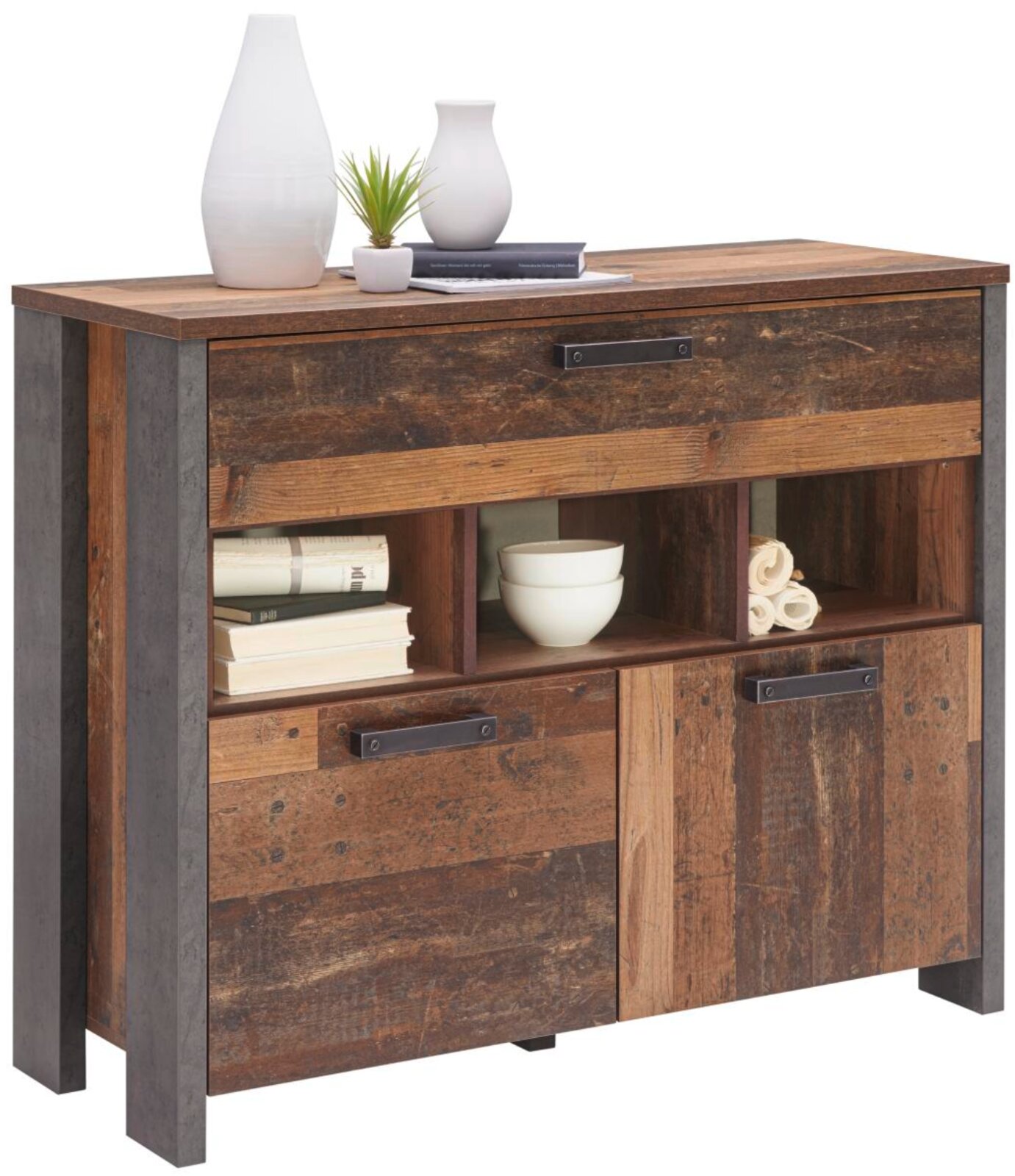 Rustikale Kommode aus Holz mit Metallakzenten, frontal fotografiert, mit Dekorationen wie Vasen und Büchern auf der Oberseite.