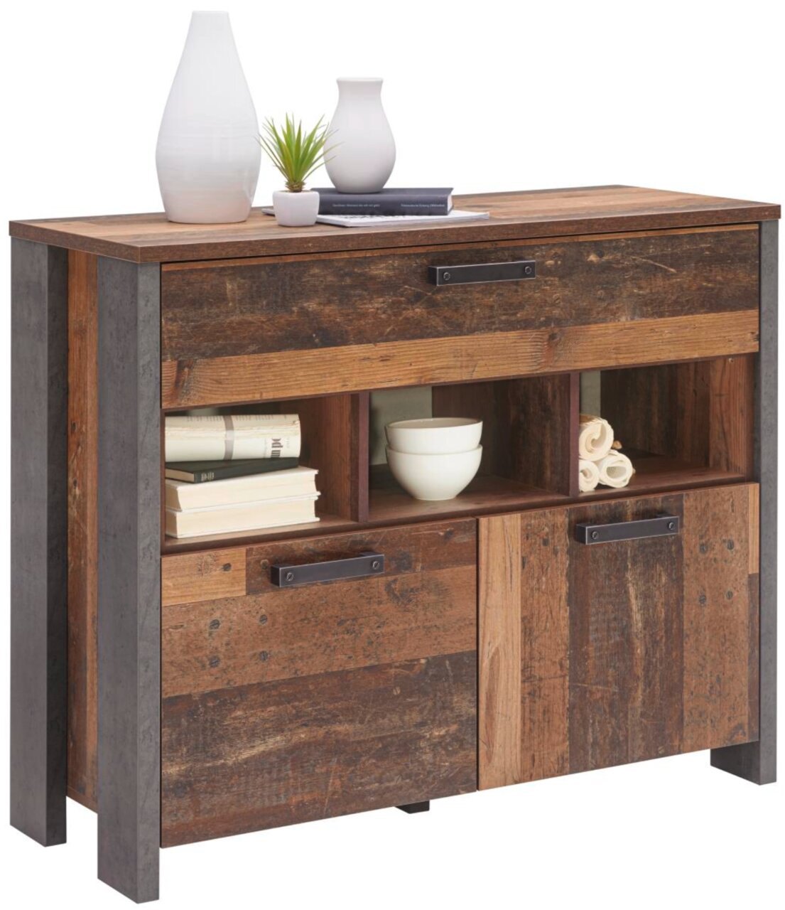 Rustikale Kommode aus Holz mit Metallakzenten, frontal fotografiert, mit Dekorationen wie Vasen und Büchern auf der Oberseite.