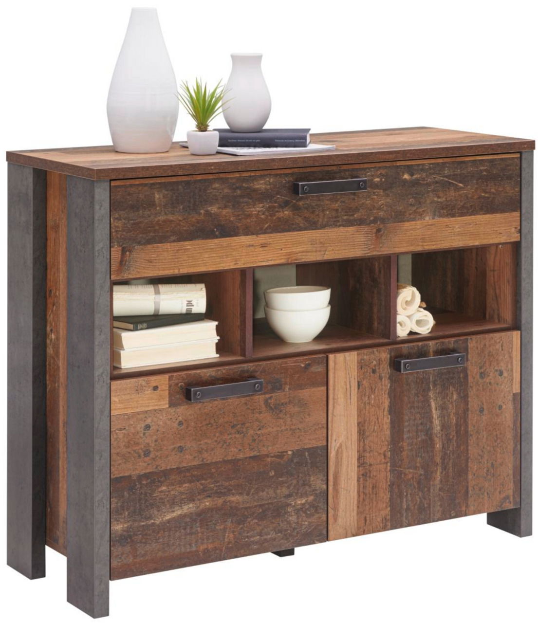 Rustikale Kommode aus Holz mit Metallakzenten, frontal fotografiert, mit Dekorationen wie Vasen und Büchern auf der Oberseite.
