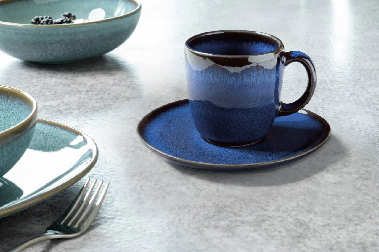 Kaffeeuntertasse Lave blau mit Tasse, seitliche Perspektive