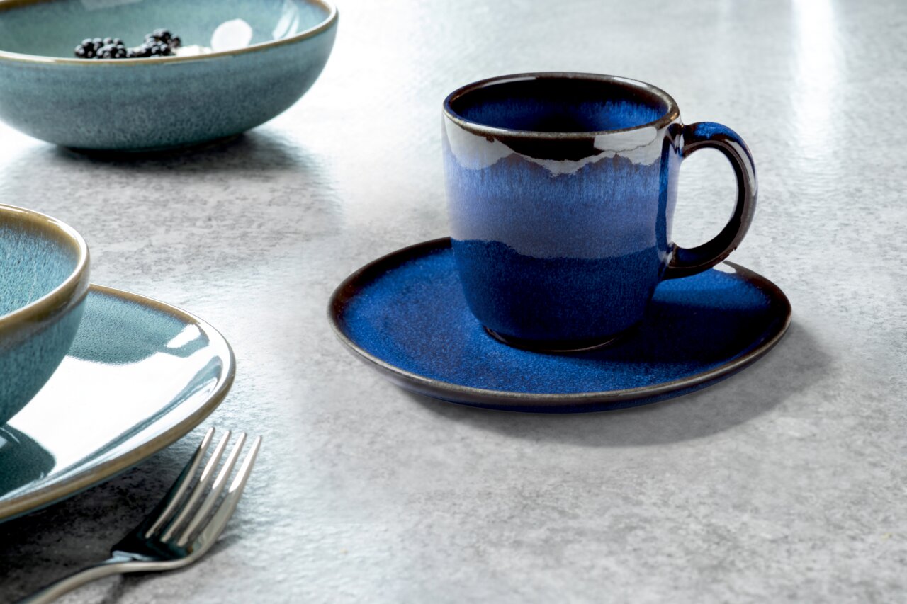 Like by Villeroy & Boch Untertasse LAVE BLEU Kaffeeuntertasse Lave blau mit Tasse, seitliche Perspektive