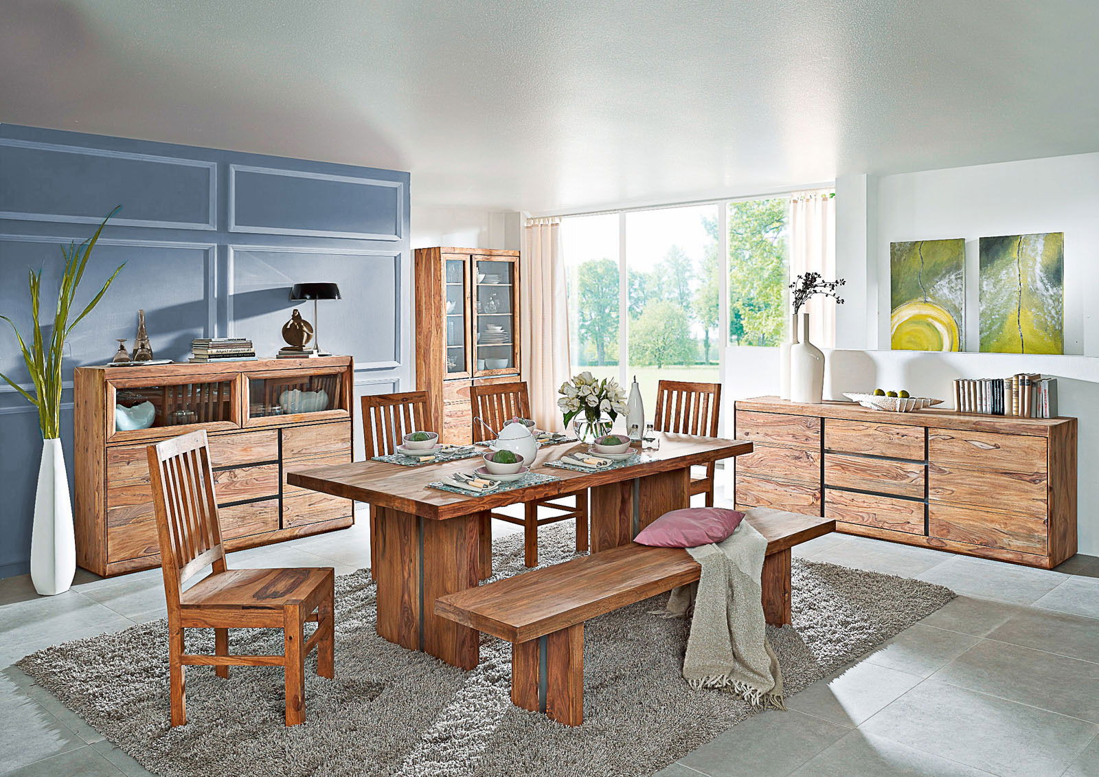 Landscape Bank SELONG Esszimmer mit Holzmöbeln, darunter ein großer Esstisch, Stühle und eine Bank aus Holz. Die Perspektive zeigt den Raum von der Seite, mit Blick auf den Tisch und die Bank.