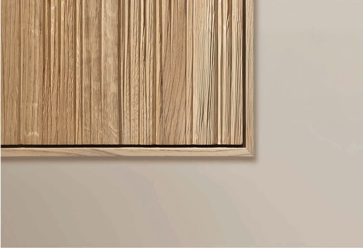 Detailansicht einer Wohnwand mit vertikalen Holzstrukturen in natürlichem Holzton.