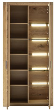 Holz-Kombi-Vitrine mit offenen Türen, Innenansicht mit Regalböden und integrierter Beleuchtung, frontale Perspektive