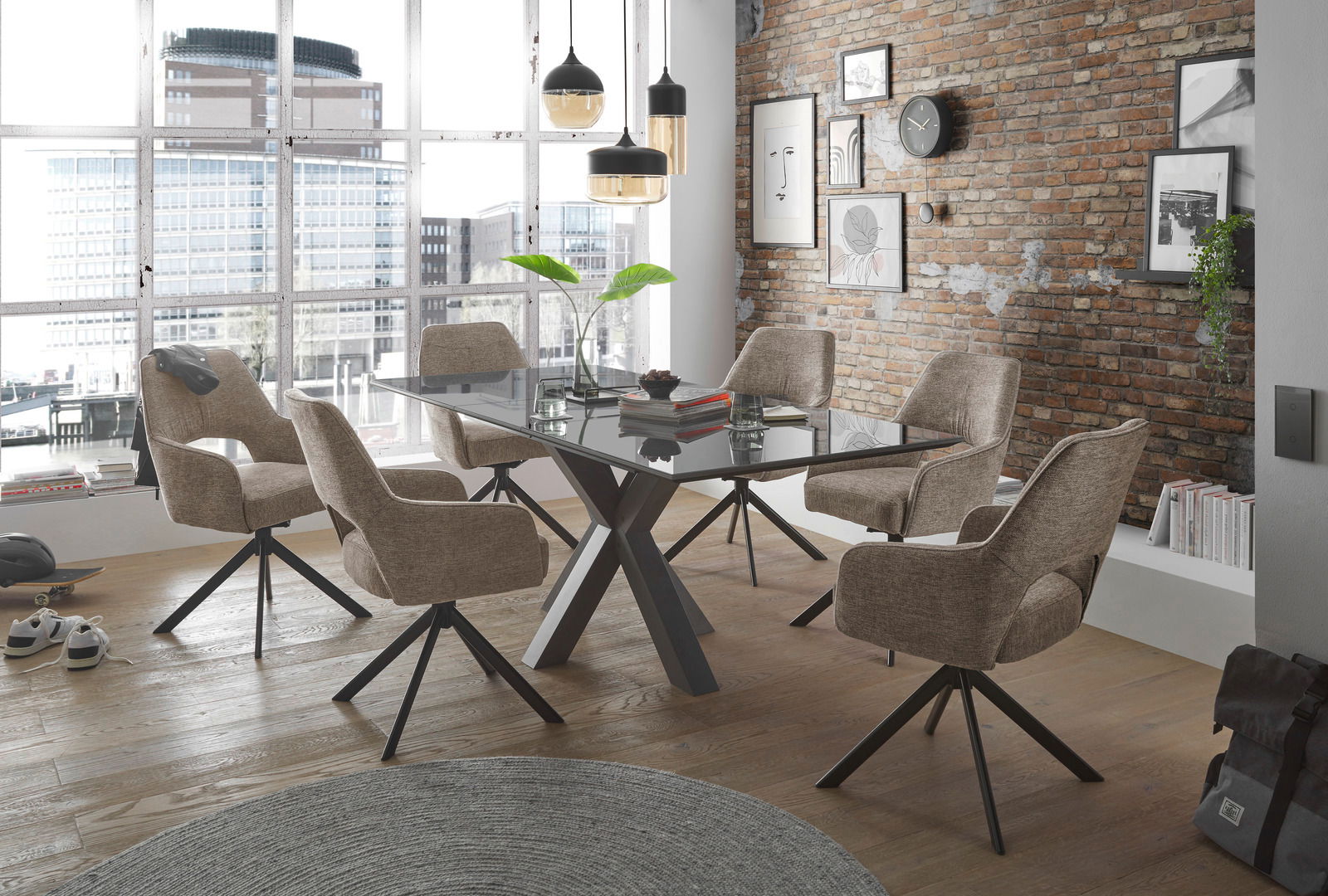 Moderner Essbereich mit sechs beigen Armlehnstühlen um einen rechteckigen Glastisch, im Hintergrund große Fenster mit Stadtblick, Perspektive von schräg oben.