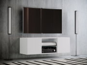 Frontansicht eines modernen Wohnzimmers mit wandmontiertem Flachbildfernseher über einem schwebenden weißen TV-Lowboard, flankiert von zwei schlanken Stehleuchten vor grauer Betonwand.