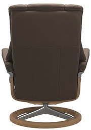 Rückansicht eines braunen Einzelsessels mit Holz- und Metallgestell