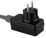 Schwarzer Treiber-Transformator IP44 mit zwei Steckern, seitliche Perspektive