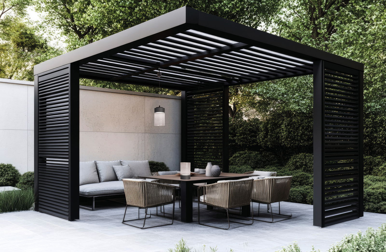 Moderne Pergola mit stilvollen Gartenmöbeln und Akku-Windlicht auf dem Tisch, seitliche Perspektive