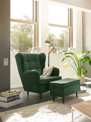 Grüner Hocker in einem modernen Wohnzimmer, seitliche Perspektive