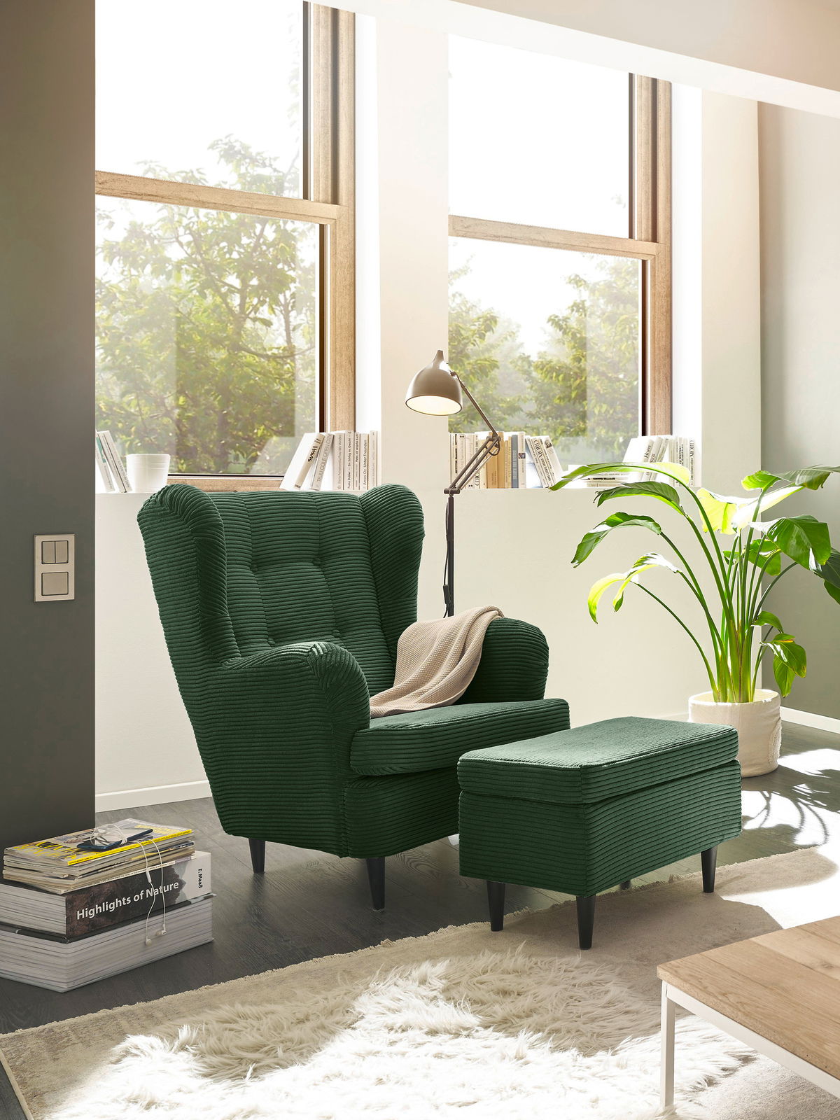 Grüner Hocker in einem modernen Wohnzimmer, seitliche Perspektive