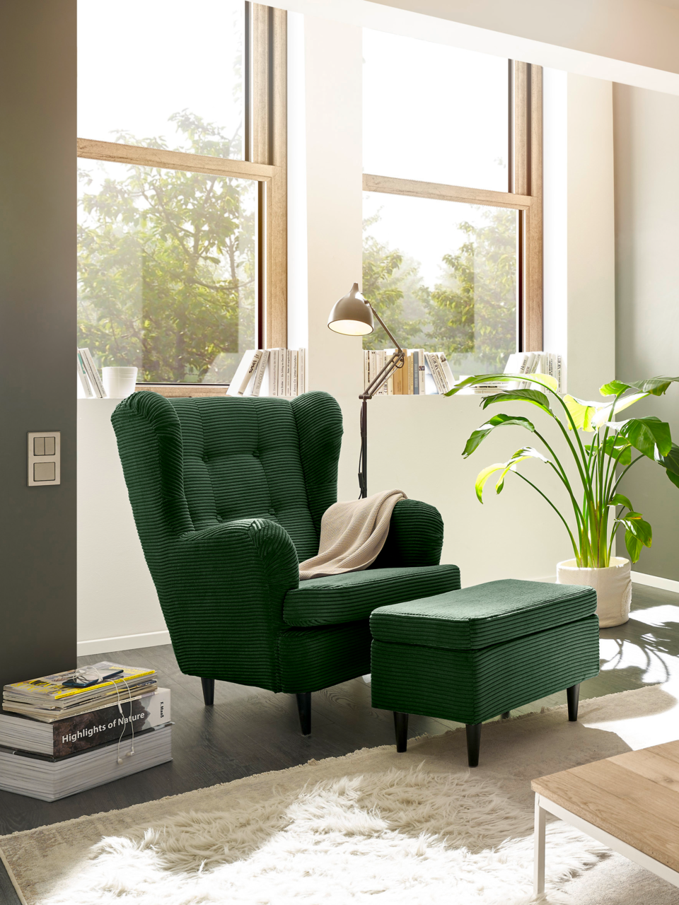 Grüner Hocker in einem modernen Wohnzimmer, seitliche Perspektive