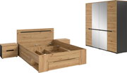 Schlafzimmermöbel-Set in Eiche-Optik mit Bettgestell inklusive Stauraum, zwei Nachttischen und Kleiderschrank mit Spiegel- und Holztüren sowie schwarzen Griffleisten, dargestellt in schräger Frontansicht