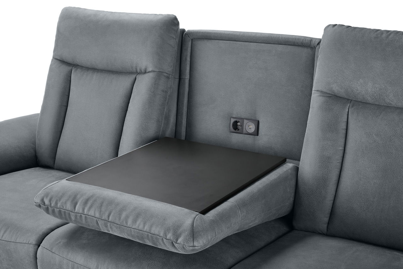Detailansicht einer grauen Sofakombination mit integriertem Tisch und Steckdose.
