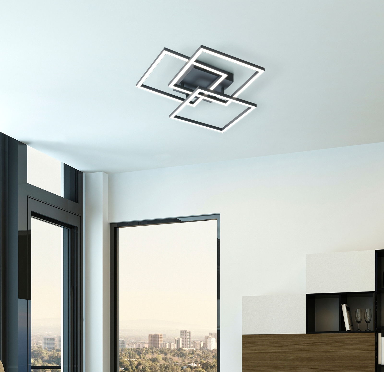 Moderne Deckenleuchte Seth in geometrischem Design, von unten betrachtet in einem hellen Raum mit großen Fenstern.