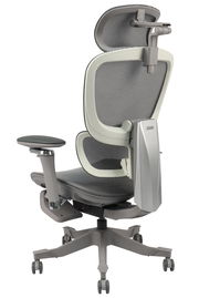 Ergonomischer Drehstuhl in Seitenansicht mit verstellbarer Kopfstütze und Armlehnen, graues Netzdesign.