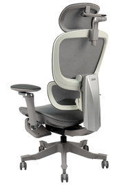 Ergonomischer Drehstuhl in Seitenansicht mit verstellbarer Kopfstütze und Armlehnen, graues Netzdesign.