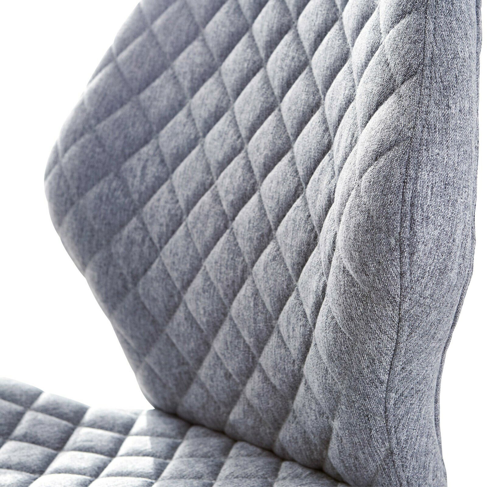 Nahaufnahme eines grauen Drehstuhls mit gestepptem Stoffbezug, seitliche Perspektive.