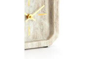 Nahaufnahme einer eckigen Wanduhr in Holzoptik mit goldenen Zeigern und Indexmarkierungen, schräg von vorn auf die Ecke fotografiert