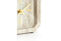 Nahaufnahme einer eckigen Wanduhr in Holzoptik mit goldenen Zeigern und Indexmarkierungen, schräg von vorn auf die Ecke fotografiert
