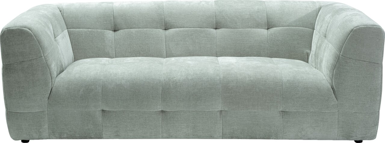 Hellgraues, gepolstertes 2-Sitzer-Sofa mit gesteppter Oberfläche und breiten Armlehnen, Frontansicht leicht von oben.