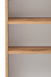 Nahaufnahme eines Hängeschranks mit Holzböden, seitliche Perspektive