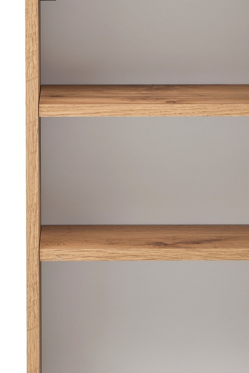 Nahaufnahme eines Hängeschranks mit Holzböden, seitliche Perspektive