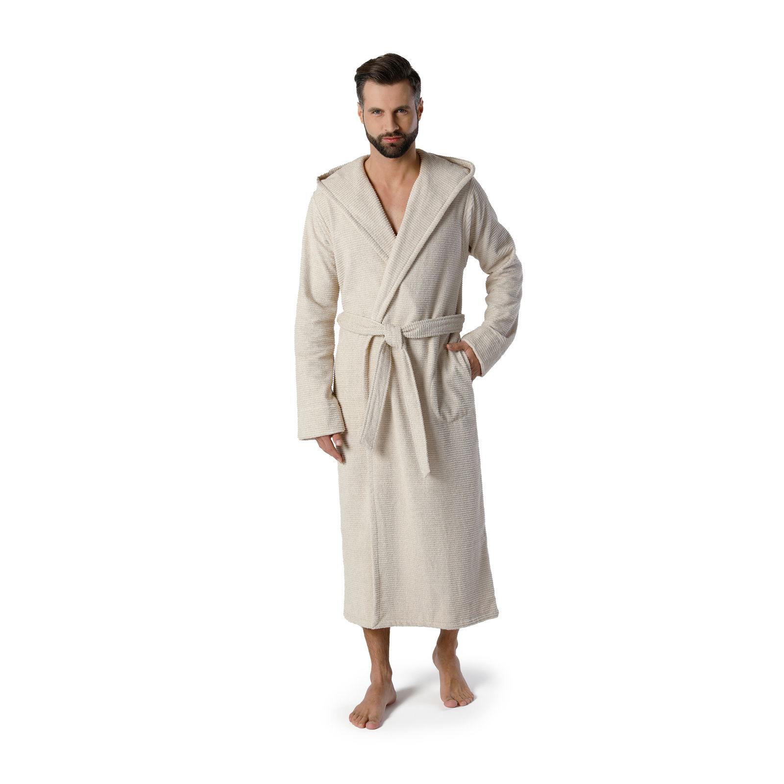 Mann in einem cremefarbenen Kapuzenbademantel in Größe XL, frontal fotografiert.
