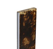 Nahaufnahme einer LED-Stehleuchte mit rostbrauner Oberfläche und rechteckiger Form.