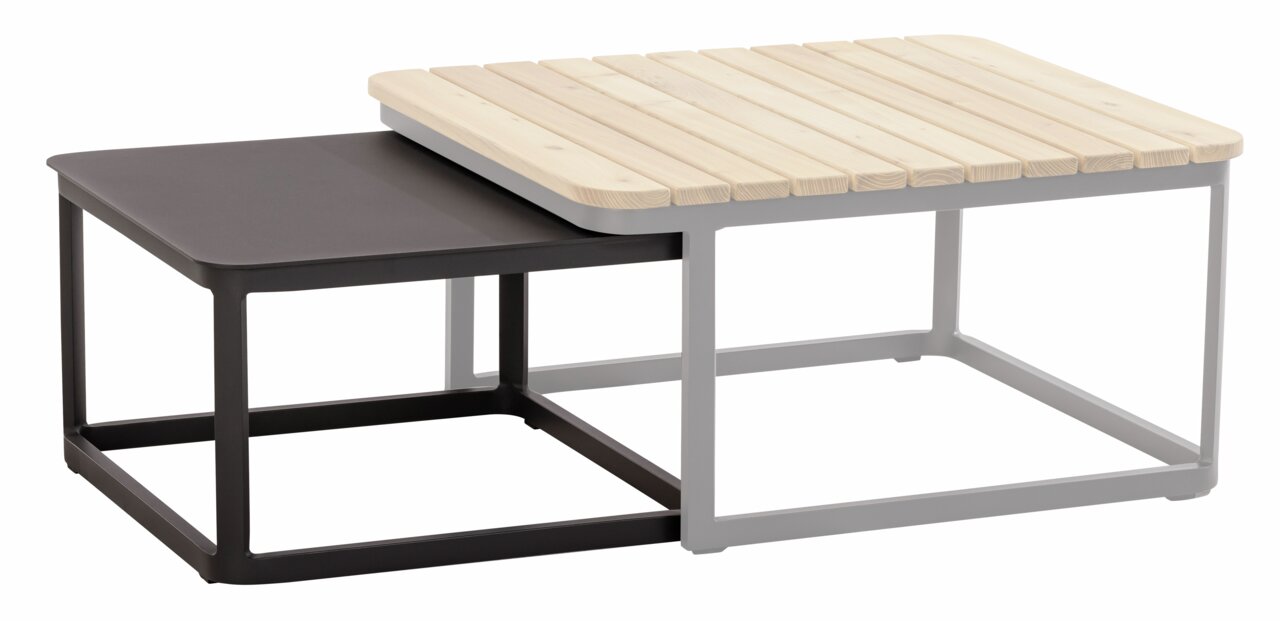 Musterring Beistelltisch MR MADEIRA Zwei ineinander verschachtelte Beistelltische, einer mit einer hellen Holzplatte und der andere in dunklem Metall, aus seitlicher Perspektive.