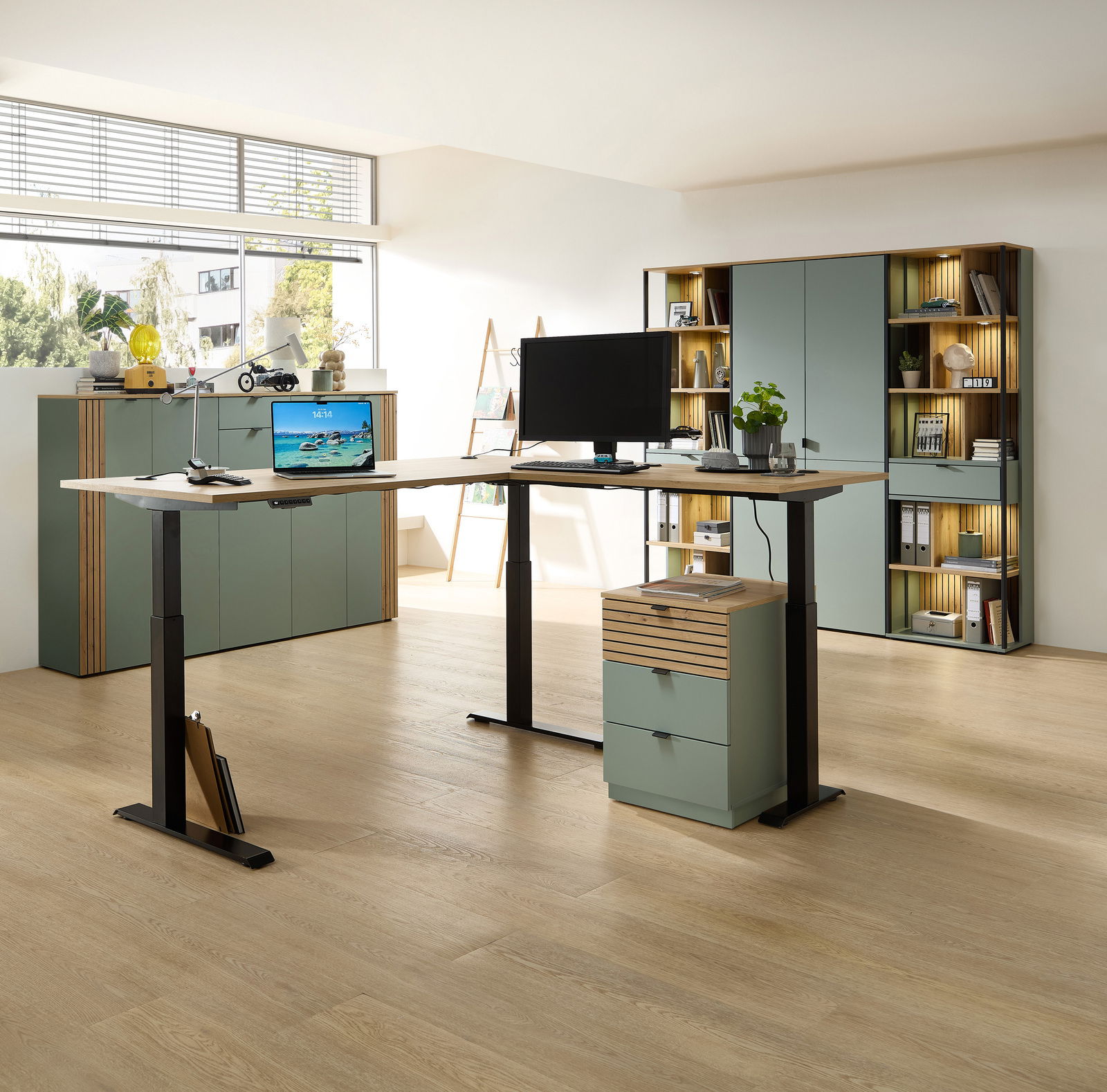 Moderner Eckschreibtisch in einem hellen Büro mit großen Fenstern, umgeben von Büroschränken und Regalen. Perspektive von vorne.