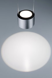 Moderne, zylindrische Hängeleuchte in silberner Optik, von oben betrachtet, mit hellem Lichtkegel auf der Oberfläche.