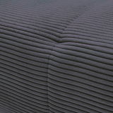 Nahaufnahme einer dunkelgrauen, gerippten Stoffoberfläche einer Rundecke aus der Perspektive einer Ecke.