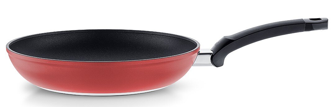 Rote Bratpfanne Levital+ Red Classic 24cm, seitliche Perspektive mit schwarzem Griff