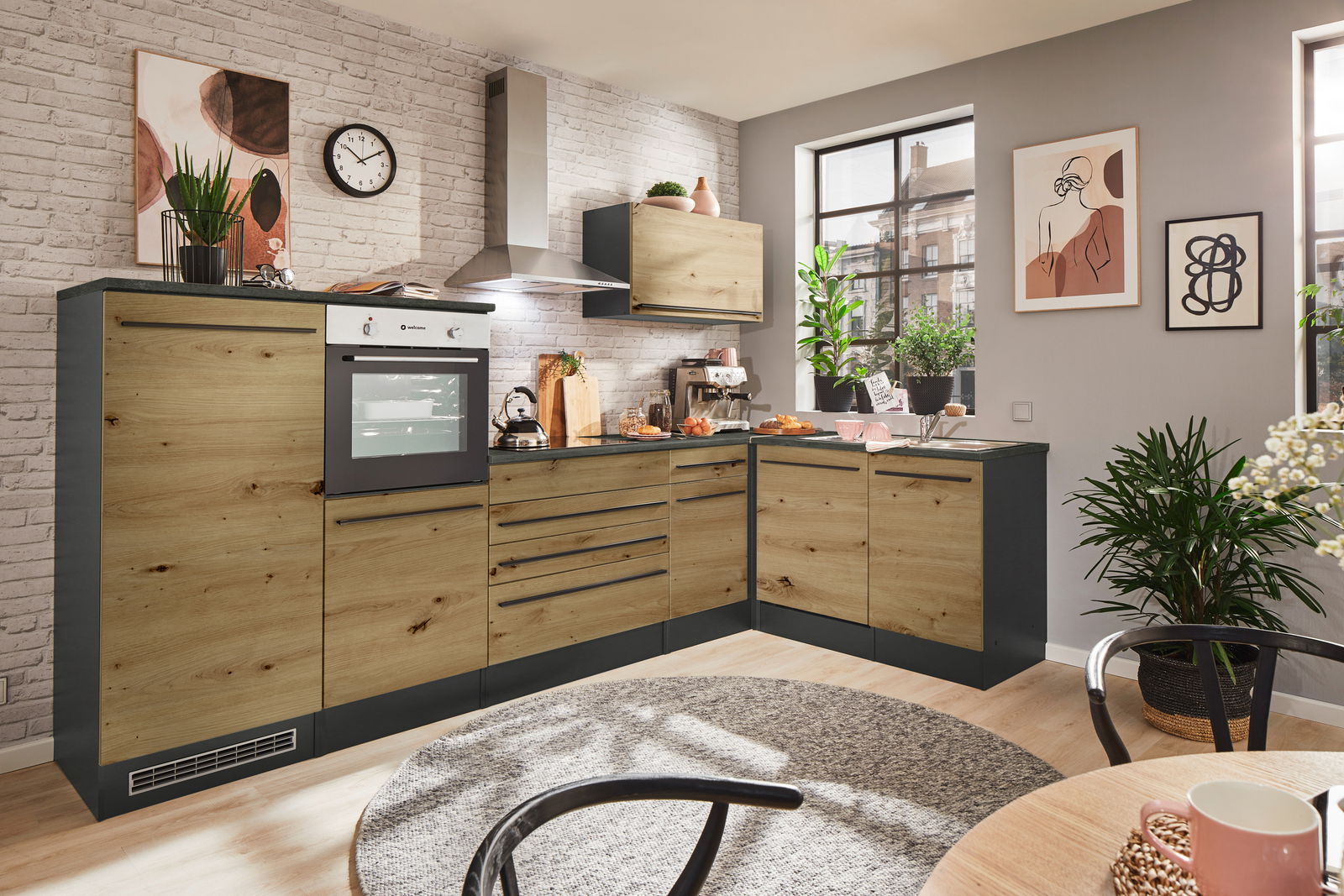 Moderne Küche mit Eckunterschrank in Holzoptik, fotografiert aus einer leicht erhöhten Perspektive, die den gesamten Raum zeigt.