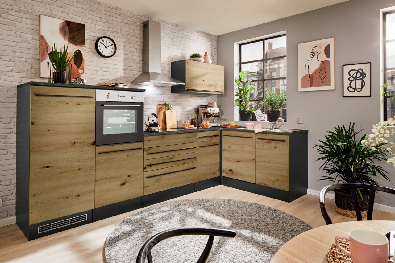 Moderne keuken met een hoekonderkast in houtlook, gefotografeerd vanuit een iets hoger standpunt, waardoor de hele ruimte te zien is.