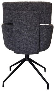 Rückansicht eines modernen Armlehnstuhls mit grauem Stoffbezug und schwarzem Metallgestell