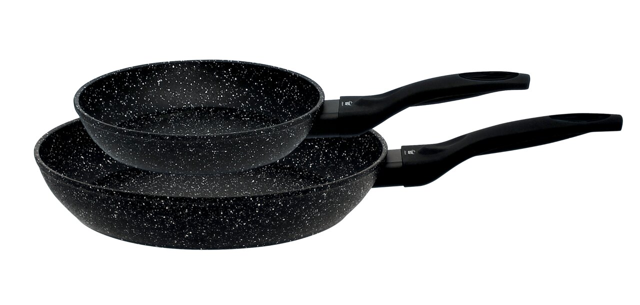 Zwei schwarze Pfannen mit Granitoptik und ergonomischen Griffen, seitliche Perspektive.